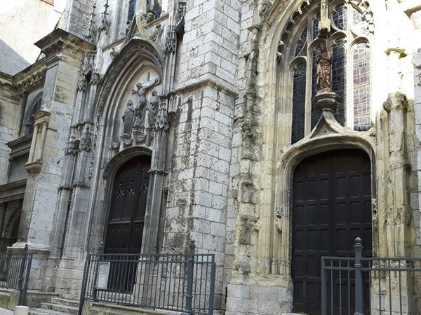 Façade occidentale de l’église -rue Notre-Dame de Recouvrance- avec les portails dans différents styles